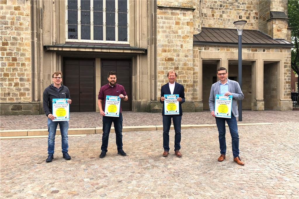 Drei Sonntagskonzerte auf dem Stadtlohner Marktplatz Freuen sich, dass endlich wieder Kultur angeboten werden kann. Martin Auras (v.l.) vom Verein Stadt-Marketing-Stadtlohn, Stefan Lensing, Mitarbeiter der Stadtverwaltung, Ludger Gevers von der ISG und Bürgermeister Berthold Dittmann.