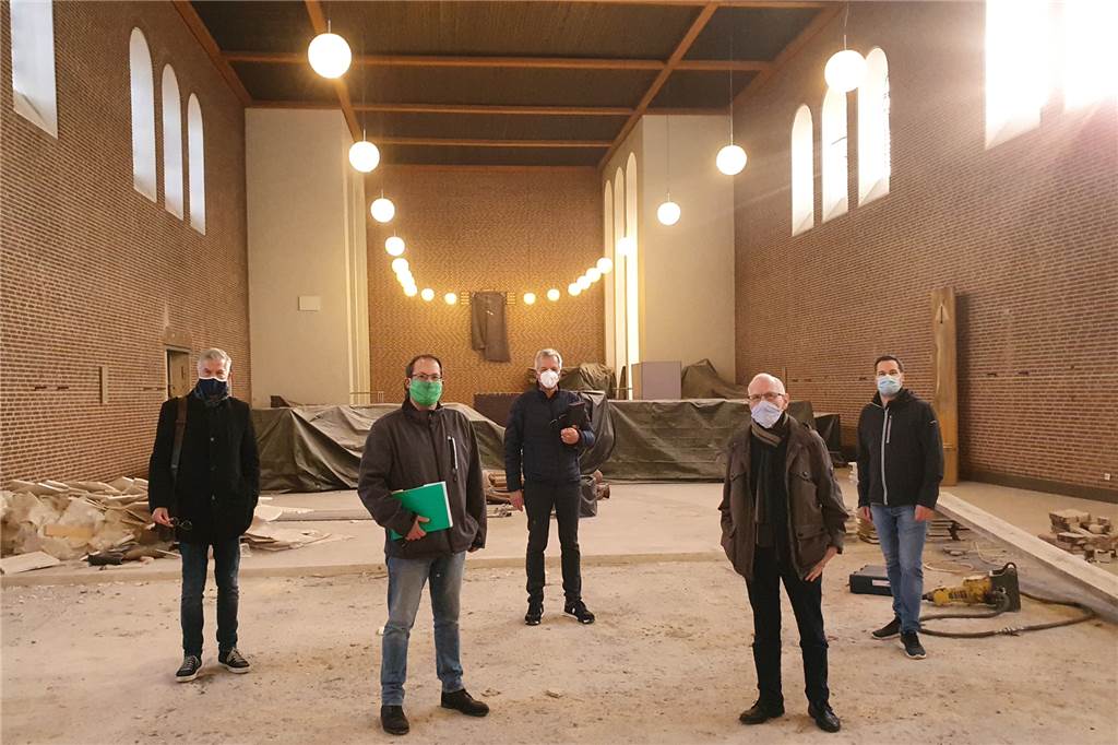 Bauarbeiten an der Josefskirche: Doppel-Modell nimmt langsam Form an Freuen sich, dass es an der Josefskirche voran geht: Josef Wiefhoff (Farwick + Grote), Marc Klein-Günnewick (Gemeinde), Felix Büter, Peter Thiemann (beide Kirchenvorstand) und Daniel Schoppen (Zentralrendantur).