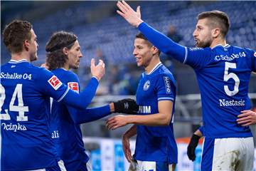 Freuen sich mit Amine Harit (2.v.r.): Bastian Oczipka, Benjamin Stambouli und Matija Nastasic (v.r.).