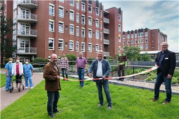 Freuen sich mit der physiotherapeutischen Abteilung des St. Elisabeth-Krankenhauses über die Eröffnung des Aktivparks (v.l.): Henning Lagemann (Stadtteilbüro „Wir machen Mitte“) Andreas Hauke (Geschäftsführer Krankenhaus), Dirk Rundmann (stv. Technischer Leiter Krankenhaus), Holger Lohse (Technischer Beigeordneter Stadt), Stephan Flack (Bernhard Habsch GmbH), Guido Bunten (kaufmännischer Direktor Krankenhaus).