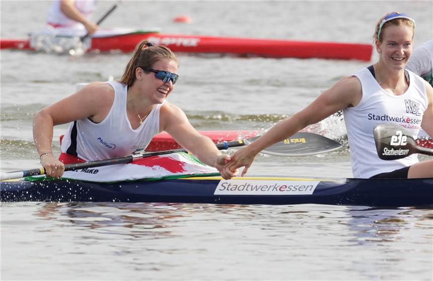 Jule Hake räumt ab - ihr KSC Lünen schnappt sich Titel bei den Deutschen Meisterschaften Freuen sich noch im Boot über die gewonnene Deutsche Meisterschaft: Jule Hake (l.) mit ihrer Partnerin Caroline Arft.