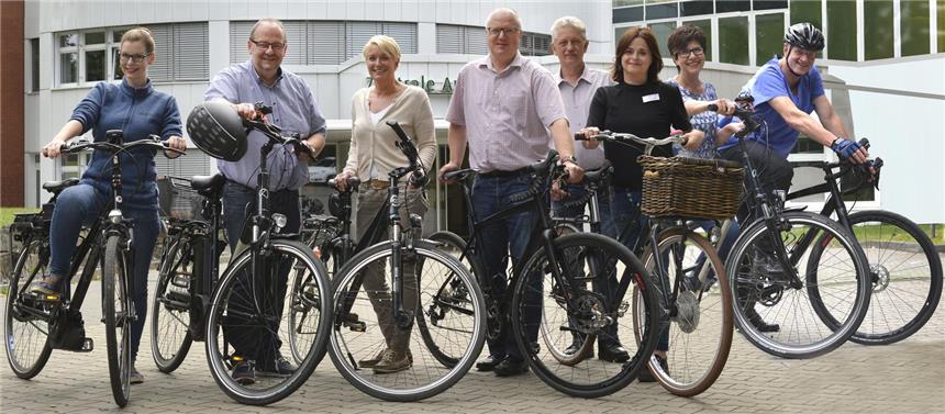 Freuen sich über das Dienstrad-Angebot ihres Arbeitgebers: Kristin Fischer, Geschäftsführer Andreas Hauke, Birgit Böhme-Lueg, Prokurist Guido Bunten, Helmut Hark, Susanne Gerling, Claudia Schallwich sowie Chefarzt Dr. Christoph Elsing (v.l.). 