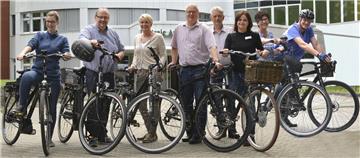 Freuen sich über das Dienstrad-Angebot ihres Arbeitgebers: Kristin Fischer, Geschäftsführer Andreas Hauke, Birgit Böhme-Lueg, Prokurist Guido Bunten, Helmut Hark, Susanne Gerling, Claudia Schallwich sowie Chefarzt Dr. Christoph Elsing (v.l.). 