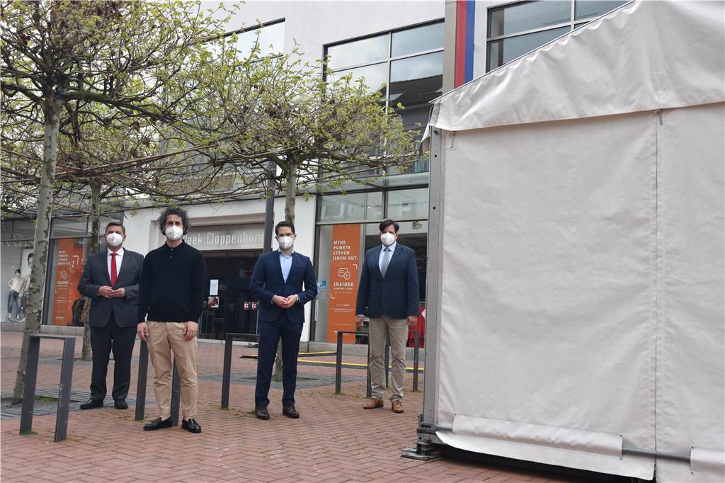 Lockerungen: Viele Lüner Händler startklar - Neues Testzentrum öffnet Freuen sich über das neue Schnelltestzentrum in der Lüner Innenstadt: Daniel Wolski, stellvertretender Bürgermeister, Ertu Kile von Kineo Medical, Christian Klicki, Referent des Bürgermeisters, und Helmut von Bohlen, Vorsitzender des City-Rings.