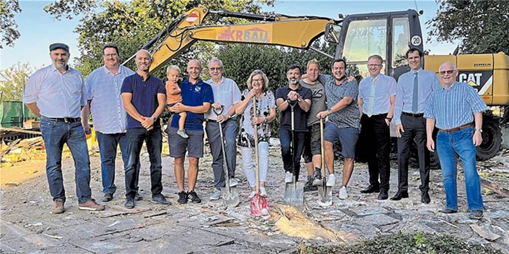 Erster Spatenstich für neues Tennisheim - Vereine arbeiten zusammen Die Beteiligten freuen sich über den Baustart.