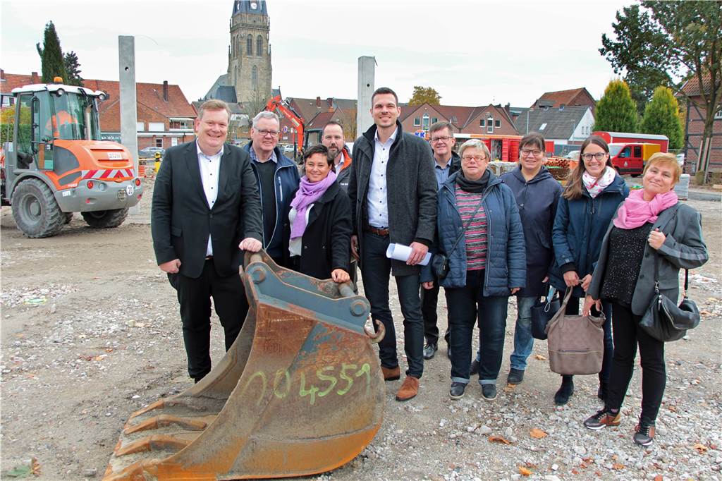 Baubeginn für Hit-Markt Ascheberg - Eröffnung wohl erst im 3. Quartal 2022 Freuen sich über den Baustart: (vorne, v. l.) Bürgermeister Thomas Stohldreier, Simone Böllinger (Hit), Malte Schröder (Investor Ten Brinke) sowie Vertreter der Fraktionen und der IHK.