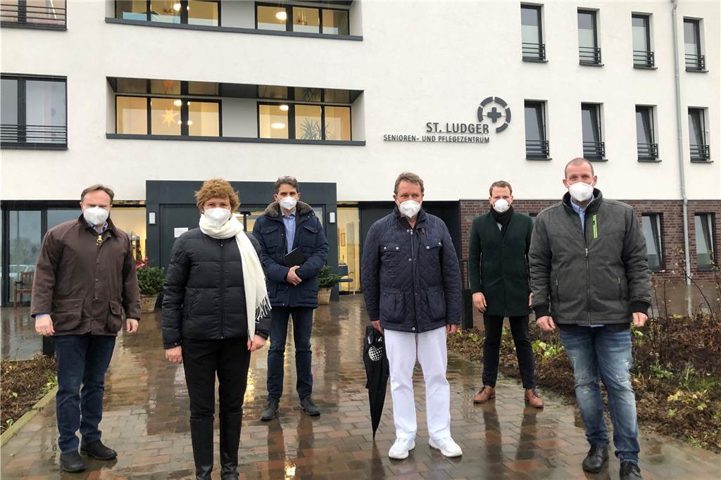 Impfstart im Kreis Borken: 96-jährige Luise Weymann war ältester Impfling Freuen sich über den gelungenen Start der Corona-Schutzimpfung (von links): Landrat Dr. Kai Zwicker, Kreisordnungsdezernentin Dr. Elisabeth Schwenzow, Dr. Guido Euting, medizinischer Leiter des Impfzentrums für den Kreis Borken, Dr. Stephan Gutermann, Vredens Bürgermeister Tom Tenostendarp und Mike Saalmann, Leiter des Senioren- und Pflegezentrums St. Ludger in Vreden.