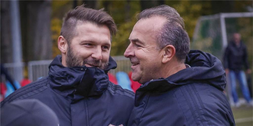 Erster Transferkracher: TuS Bövinghausen verpflichtet Stammspieler aus der Regionalliga West Freuen sich über den nächsten Neuzugang: Bövinghausen-Trainer Sebastian Tyrala (l.) und Klub-Boss Ajan Dzaferoski.