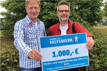 Freuen sich über die 1000 Euro vom Lensing-Media-Hilfswerk: (v.l.) Christoph Krevert, Vorsitzender des Vereins zur Kinder- und Jugendförderung, und Stadtjugendpfleger Benedikt Dorth.
