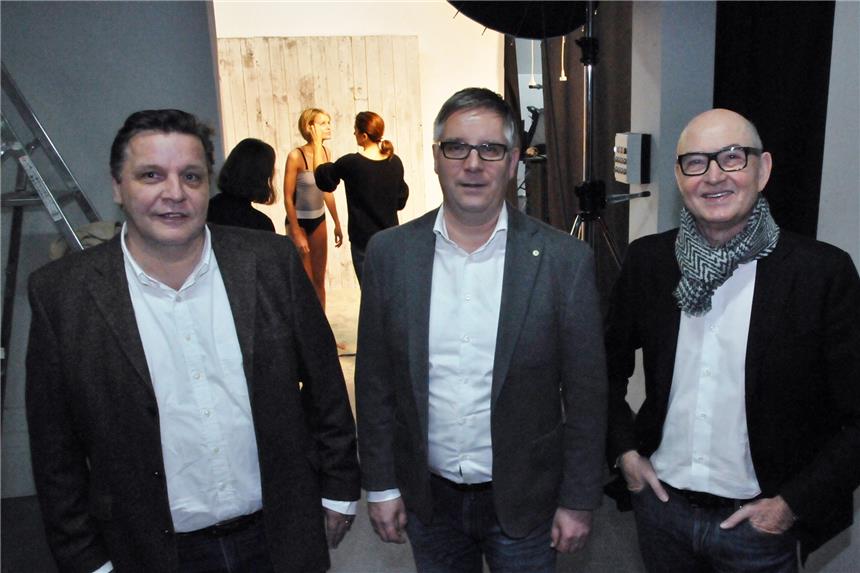 Die „Unternehmer des Jahres“ werden heute ausgezeichnet Freuen sich über die Auszeichnung zum Unternehmer des Jahres (von links): Andreas Rosing, Jörg Rewer und Rainer Laudert, im Hintergrund ein Fotoshooting des Medien- und IT-Dienstleisters.