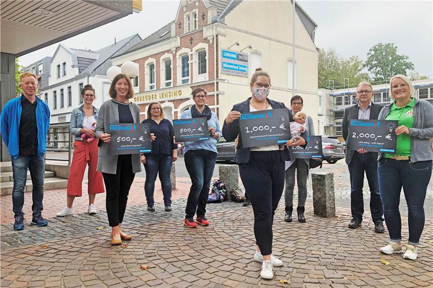 Lensing Media Hilfswerk fördert Baby-Simulator und Digitalmikroskop Freuen sich über die Bildungsschecks des Lensing Media Hilfswerks (von links): Ansgar Voß, Deborah Ebbers, Sonja Weßling, Carmen Kappel, Astrid Zaers, Julia Bahlinghorst, Christiane Vogeshaus, Redaktionsleiter Bernd Schlusemann und Marion Röttgers.