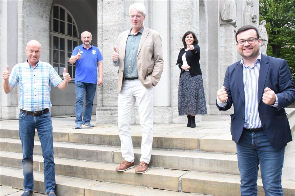 Berlin will Sportarena Wandhofen mit 2,7 Millionen Euro fördern Freuen sich über die Förderung: Dirk Wever, Frank Samson, Bernd Arnhold, Gabriele Stange als Amtsleiterin Sport und Dimitrios Axourgos (v.l.).