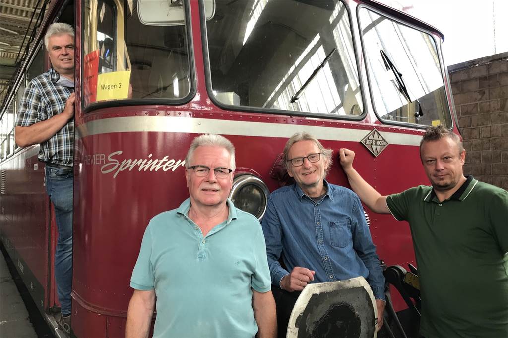 Geld vom Land: Schienenbusse in Dorsten sind „Kulturgut auf Gleisen“ Freuen sich über die Landesförderung für den Schienenbus: Inhaber Rainer Plichta, Hartmut Ulbrich und Manfred Diekenbrock (Vorstand OnWheels) und Denis Möller (Revier-Sprinter-Team).