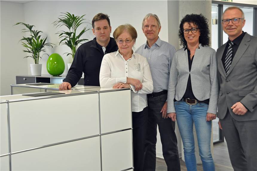 Am 1. April: Dr. Sobottka und Kollegen begrüßen Patienten in modernen Räumen Freuen sich über die modernen Räume der Praxis am Lippepark (v.l.): Die Ärzte Dr. Martin Sobottka, Dr. Sigrid Sobottka, Dr. Michael Funke sowie die Vermieterfamilie Sabine Stemmer-Strecker und Dr. Andreas Strecker.