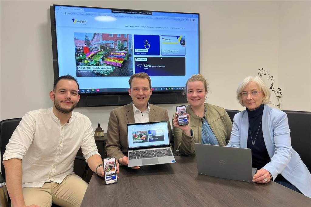 Neue Internetseite der Stadt Vreden: Was neu ist und wie sie funktioniert Freuen sich über die neue Homepage: Johannes Terhürne (conduco labs), Bürgermeister Dr. Tom Tenostendarp und Sarah Vortkamp und Martina Wensing aus der Pressestelle des Rathauses.