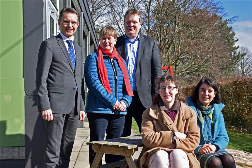 Evangelische Mirjam-Kindertageseinrichtung kommt in den Pavillon an der Profilschule Freuen sich über die Schaffung weiterer Kinderbetreuungsplätze (v.l.): Dr. Bert Risthaus, Heike Berling-Hank (Ev. Mirjam-Kirchengemeinde), Thomas Stohldreier, Angelika Ludwig (Ev. Mirjam-Kirchengemeinde) und Sabine Busch (Ev. Kirchenkreis Münster).