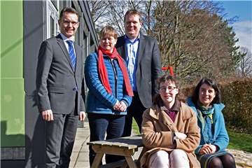 Freuen sich über die Schaffung weiterer Kinderbetreuungsplätze (v.l.): Dr. Bert Risthaus, Heike Berling-Hank (Ev. Mirjam-Kirchengemeinde), Thomas Stohldreier, Angelika Ludwig (Ev. Mirjam-Kirchengemeinde) und Sabine Busch (Ev. Kirchenkreis Münster).