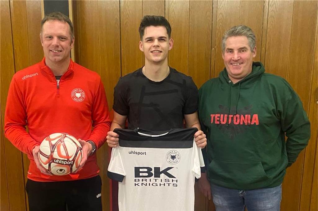 Diesen Spieler wollten viele Klubs haben - Entscheidung für Teutonia SuS Freuen sich über die Verpflichtung ihres Wunschspielers Niklas Laudahn: Teutonen-Trainer Oliver Ridder (l.) und Peter Poslednik, der kommissarische Sportliche Leiter.