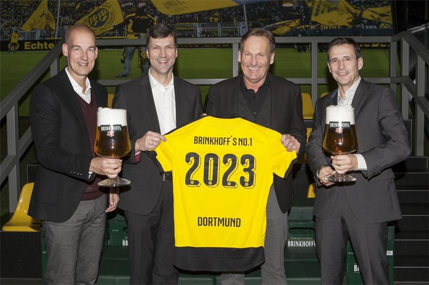Vertrag verlängert: Brinkhoff's bleibt das BVB-Bier Freuen sich über die Vertragsverlängerung (v.l.): Carsten Cramer (BVB-Direktor Marketing und Vertrieb), Thomas Schneider (Geschäftsführer der Dortmunder Brauereien), Hans-Joachim Watzke (Vorsitzender der BVB-Geschäftsführung), Uwe Helmich (Geschäftsführer der Dortmunder Brauereien).