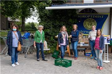 Freuen sich über die vielen Spenden: Ulrike Trümper (l.), Vorsitzende der Unnaer Tafel, mit den Organisatorinnen von Soroptimist.