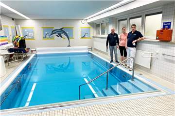 Freuen sich über die Wiedereröffnung des Therapiebades im Stadtlohner Krankenhaus Maria-Hilf (von links): Arthur Pols (Leiter der Medizinischen Trainingstherapie des Gesundheitszentrums Westmünsterland), Kerstin van Almsick-Ransmann und Günter Schröer (Leiter des Physiotherapiezentrums des Krankenhauses).