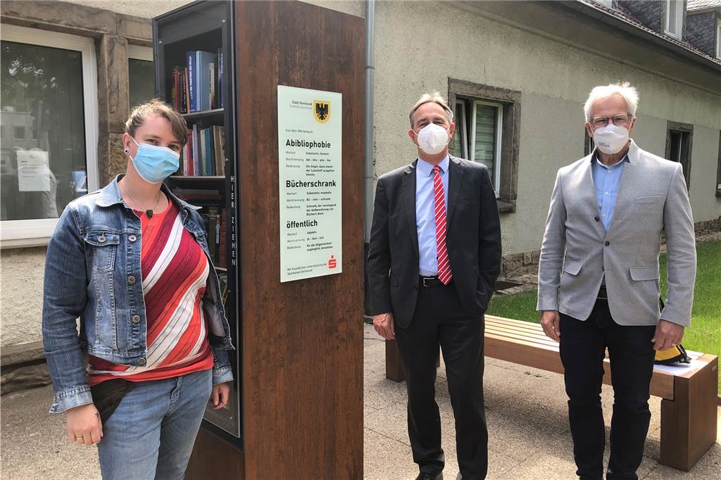 Krimis und Unterhaltungsromane: Neuer Dortmunder Bücherschrank boomt Freuen sich über einen neuen Bücherschrank am Eingang des Hauptfriedhofes am Gottesacker (v.l.): Initiatorin Jessica Welk-Meißner, Frank Mertin von der Sparkasse, die das Projekt mit 6000 Euro unterstützt, und Friedhofs-Betriebsleiter Ralf Dallmann