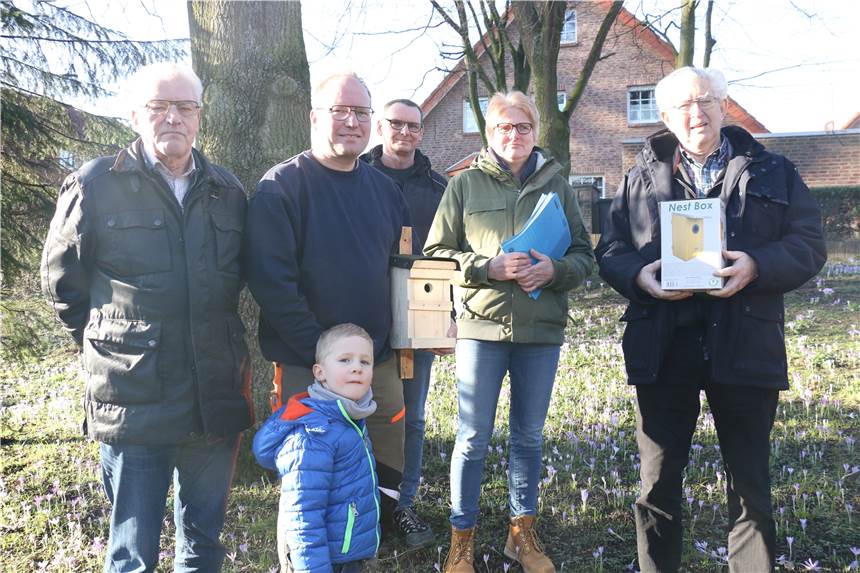 Nistkästen in Stockum sollen gegen Eichenprozessionsspinner helfen Freuen sich über zwölf neue Vogel-Nistkästen in Stockum (v.l.): Josef Bußkamp, Benedikt Berger und Sohn Bastian, Bernd und Petra Bille und Franz Heitbaum.