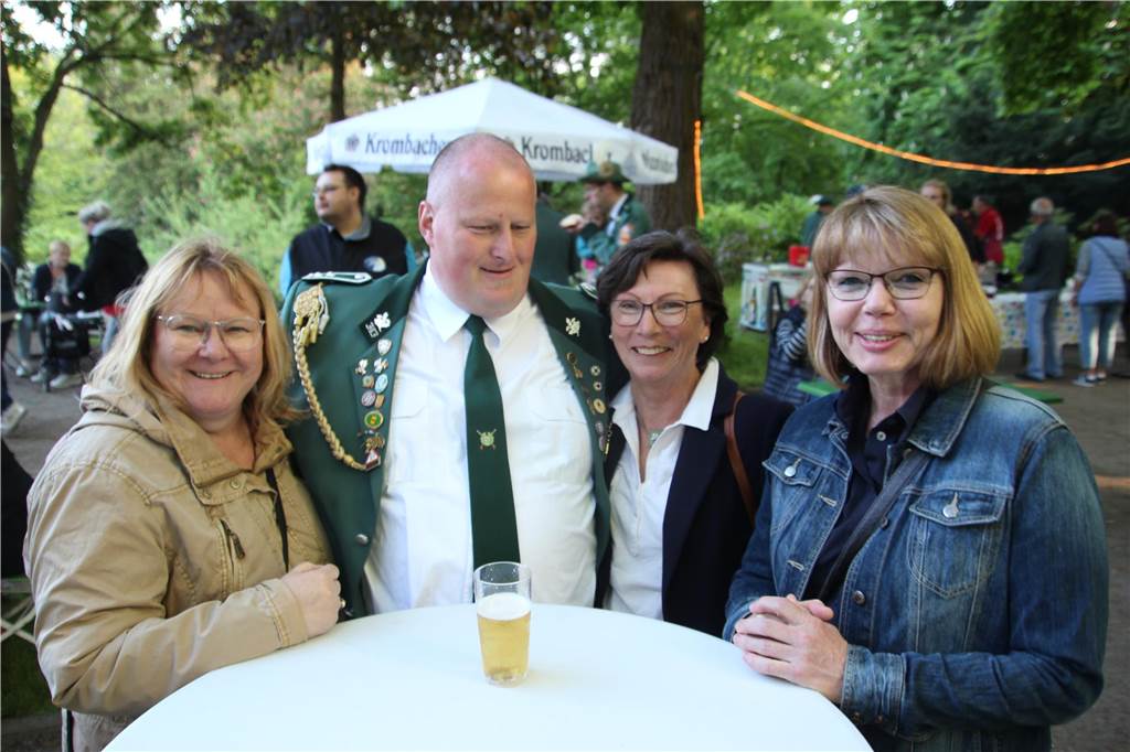 Freunde treffen und einen warmen Frühlingsabend genießen: Das war auch bei diesen Wernerinnen und Wernern der Plan. 