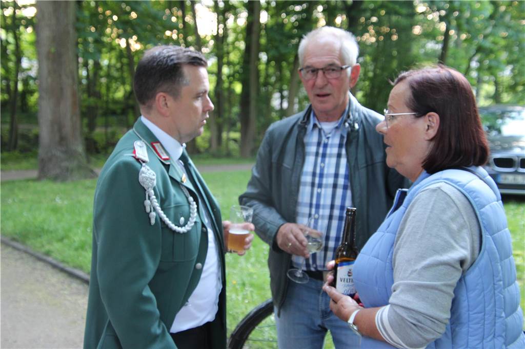 Freunde treffen und einen warmen Frühlingsabend genießen: Das war auch bei diesen Wernerinnen und Wernern der Plan.