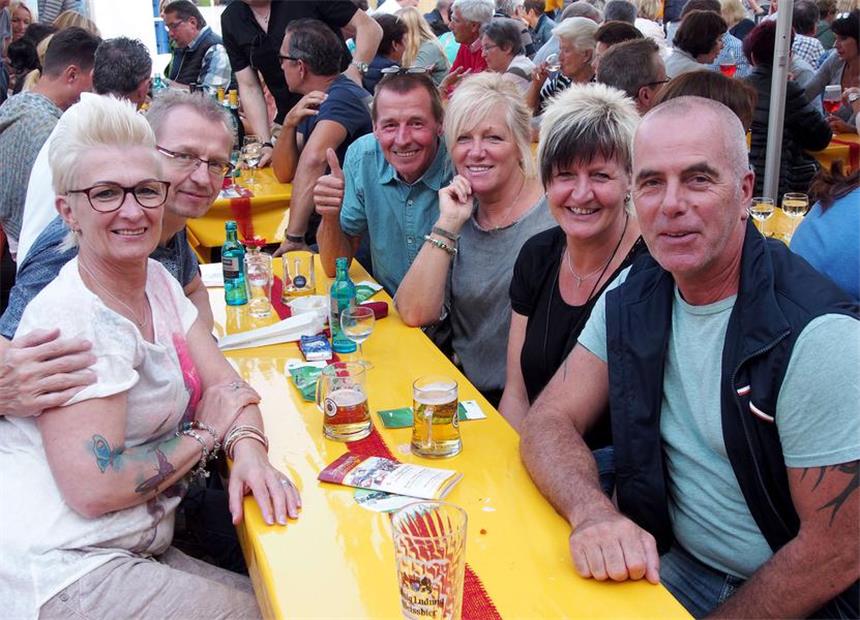 Aus für die "Kirchhellener Landpartie" Freunde und Paare genossen gemeinsam das leckere Essen.