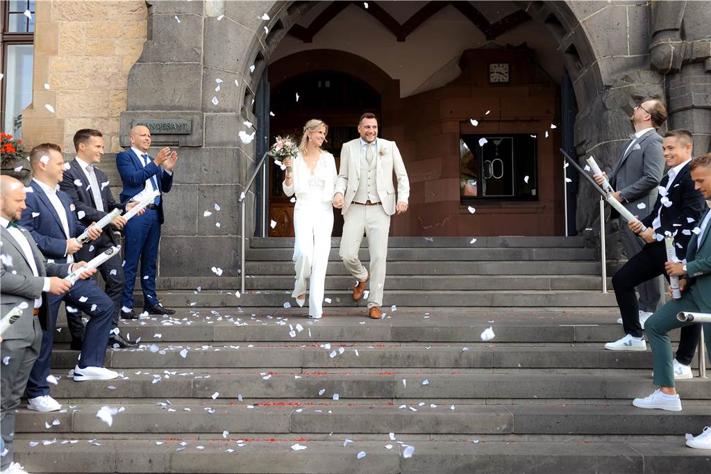 Anna und Tim haben schnell gemerkt, dass sie ein gutes Team sind Brautpaar läuft eine Treppe hinunter