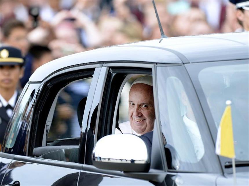 Papst und Obama vereint gegen Klimawandel und Armut Freundlich lächelnd wird der Papst in seinem Fiat 500 durch Washington DC gefahren. Vor seiner Ankunft in den USA, hat er drei Tage in Kuba verbracht. Foto: Olivier Doulier