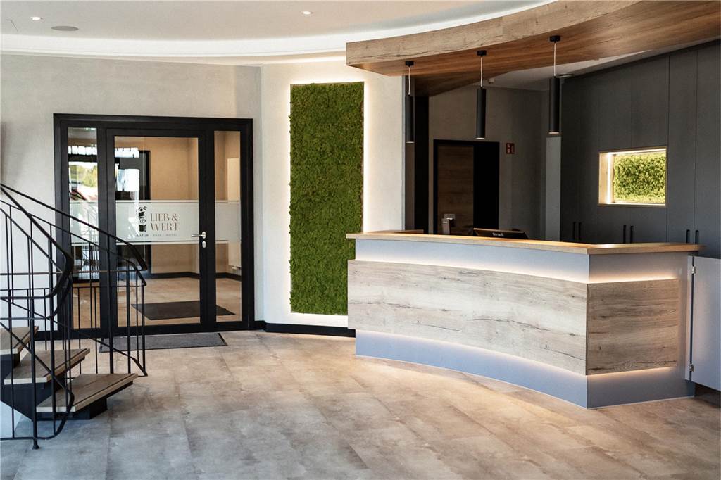 Hotel ist eröffnet: Lieb & Wert zeigt die Liebe zum Detail Freundlich und offen präsentiert sich der Eingangsbereich mit der Rezeption, die zwölf Stunden lang besetzt ist.