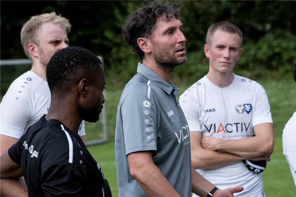 „Wir sind in der Pflicht“: Amendt übernimmt den TuS - Halterner Spieler machten es ihm leicht Freut sich auf die neue Aufgabe beim TuS Haltern: Sebastian Amendt, hier noch als Coach der Reserve in der Saison 2021/22.