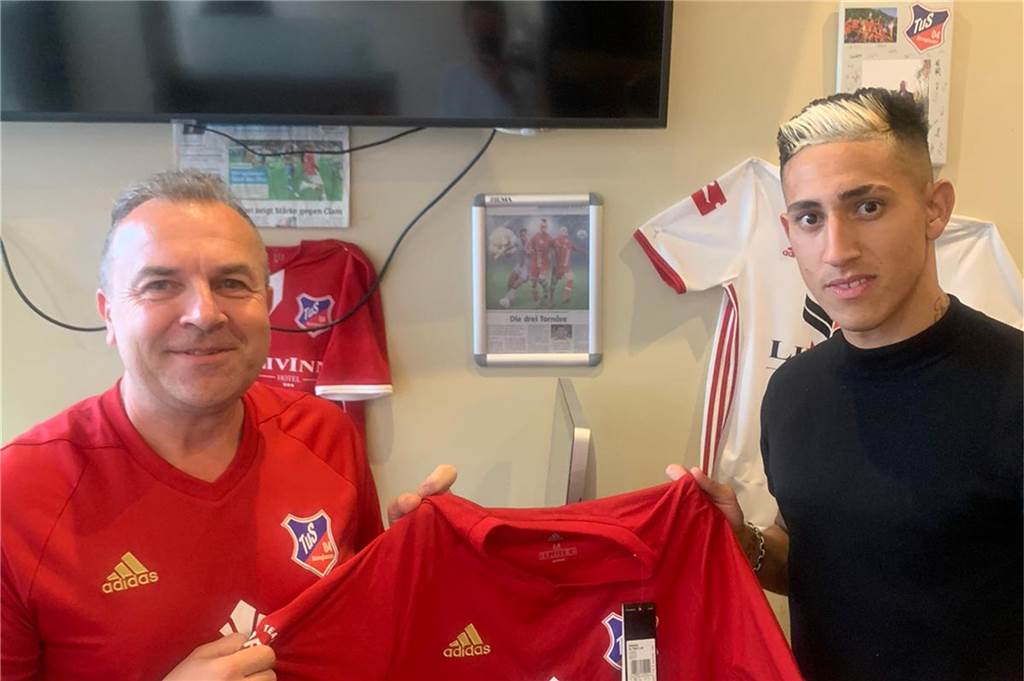 Verpflichtung mit Stunk: TuS Bövinghausen krallt sich kurz vor Start Türkspor-Tormaschine Freut sich auf seinen neuen Stürmer: Ajan Dzaferoski (l.), Vorsitzender TuS Bövinghausen, mit seinem Neuzugang Mateus Ajala Cardoniz.