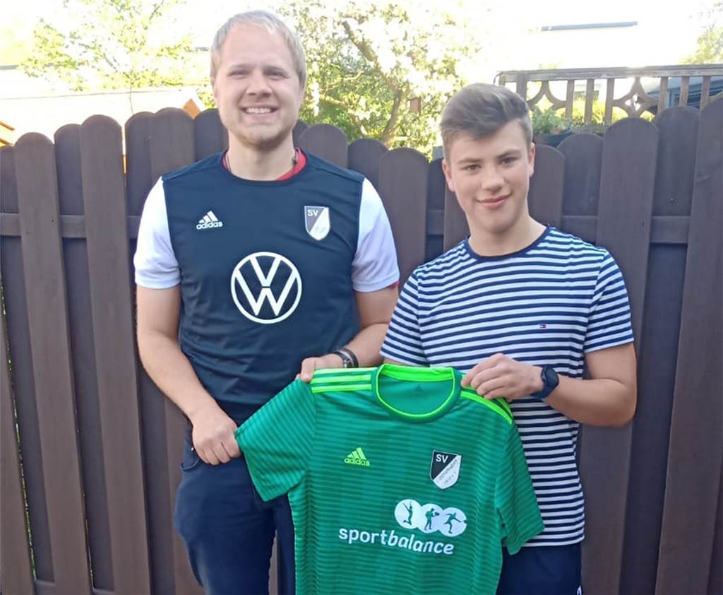 Lippramsdorfer hört auf - der Ersatz kommt vom VfB Hüls Freut sich über die nächste Verstärkung für den SV Lippramsdorf: Christian Brink (l.) mit Sommer-Neuzugang Fabio Rembowicz vom VfB Hüls.