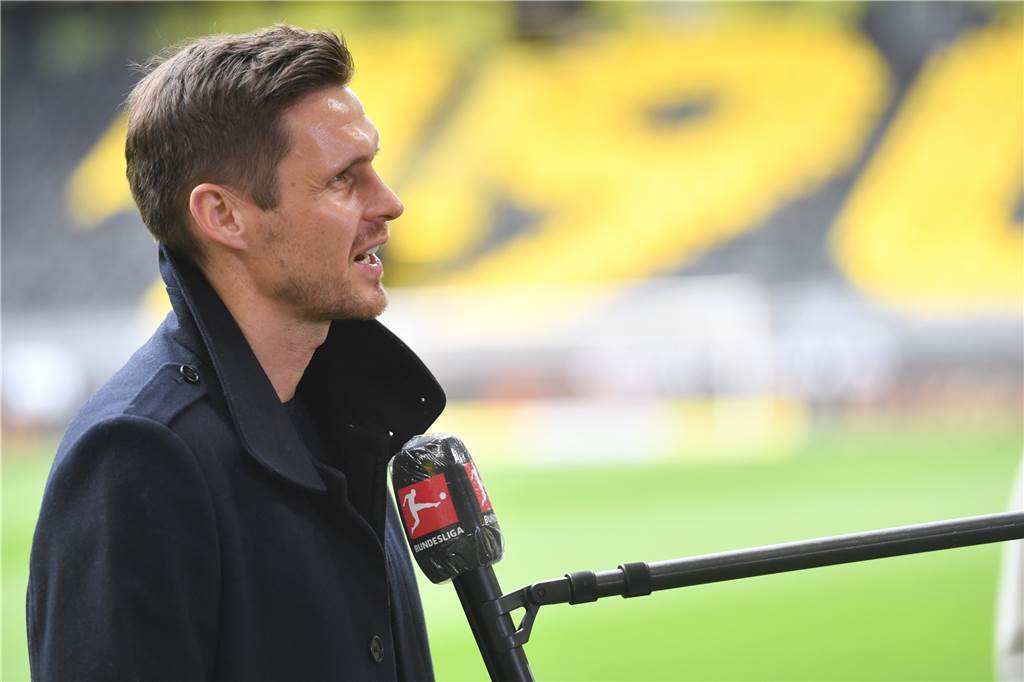 Langfristige Verlängerung! Enrico Maaßen bleibt bei Borussia Dortmund Freut sich über die Verlängerung mit Enrico Maaßen: Sebastian Kehl, Leiter der BVB-Lizenzspielerabteilung.