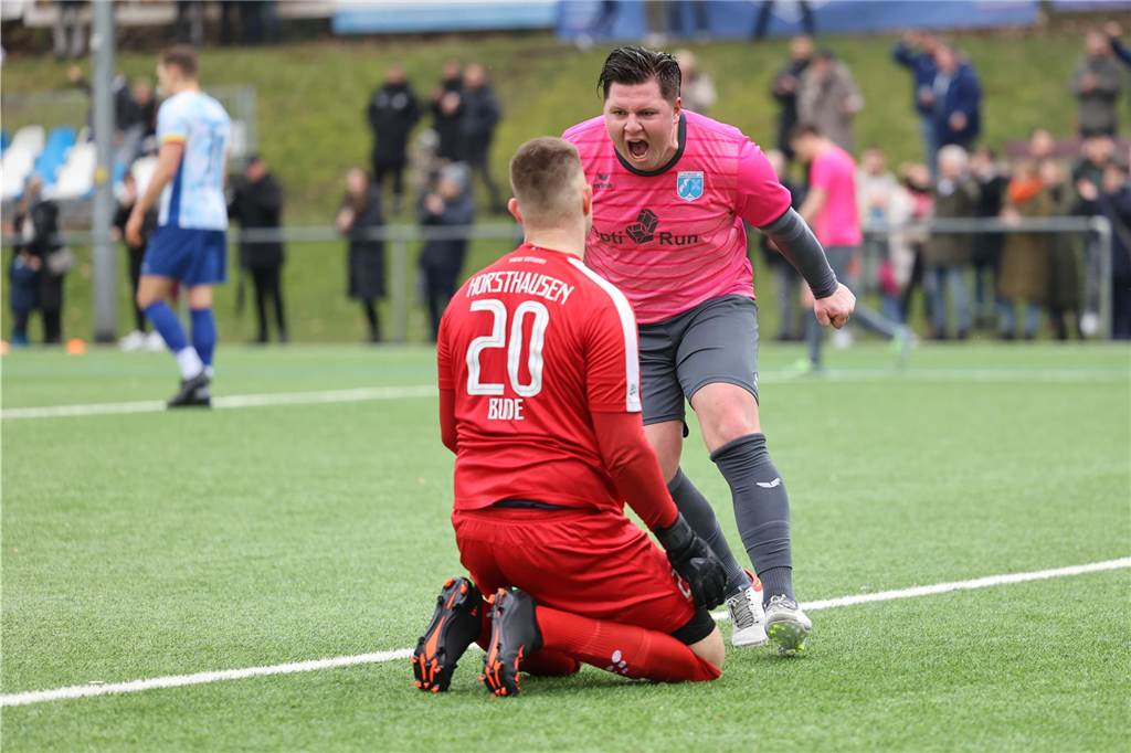 Zwei Horrorverletzungen binnen zwei Stunden: Goalgetter von Wacker Obercastrop fallen lange aus Freute sich noch über das 2:3 von Bastian Fritsch für Wacker II gegen Horsthausen II: Marc Schröter (r), der weniger später mit einem Handgelenksbruch das Feld verlassen musste.