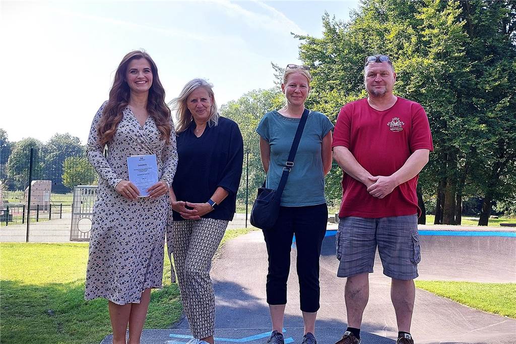 Am Reck kam Isabelle Specht (35) die Idee für den neuen Spielplatz-Namen Freuten sich am Donnerstag über die Bekanntgabe des Namens für den Spielplatz: Isabelle Specht (v.l.) mit der 1. Beigeordneten Regina Kleff, Jugendhilfeplanerin Carolin Lork und Gastronom Elmar Bök auf dem Pumptrack am neuen Super-Spielplatz.