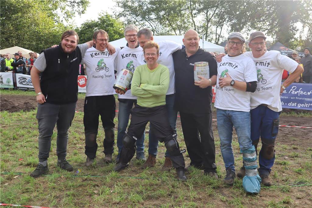 Mofarennen „Aufm Maisfeld links“: Bierdose ersetzte kurzerhand Endrohr Freuten sich gemeinsam über den 3. Platz: die beiden Dorstener Teams „Kermit Racing Team“ und „Fellerhoff Company c/o Muth.