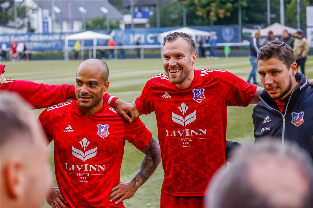 Neue Position für Kevin Großkreutz? Taktischer Kniff hilft dem TuS Bövinghausen Freuten sich gemeinsam über den Auftakt-Erfolg: David Odonkor, Kevin Großkreutz und Trainer Sven Thormann (v.l.).