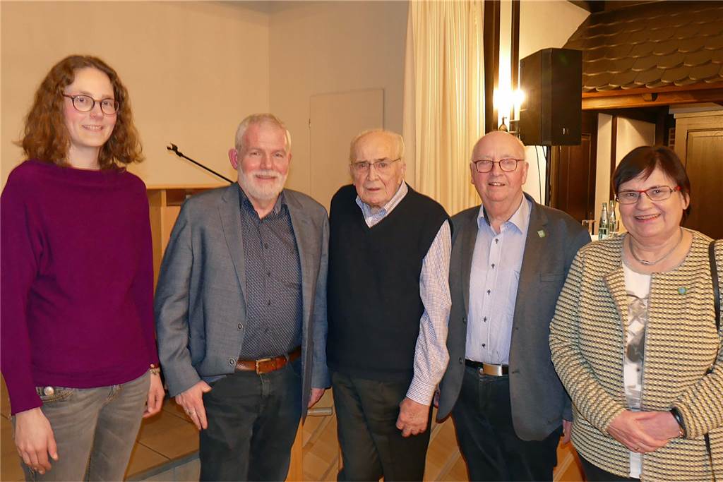 Freuten sich über das große Interesse an der Heimatlesung (v. l.) Eva Maria Gröner, Prof. Heinrich Greving, Paul-Gerd Stegemann (Autor) sowie Doris und Ernst Bennemann vom Südlohner Heimatverein als VeranstalterBeste Grüße