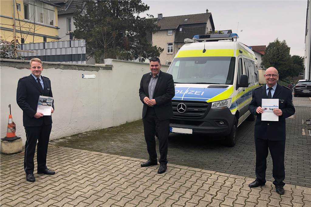 Folge der Corona-Krise: So wenig Verkehrsunfälle wie seit fünf Jahren nicht mehr Freuten sich über deutlich weniger Verkehrsunfälle im Jahr 2020: Der Leiter der Direktion Verkehr, Polizeioberrat Stephan Werning, Landrat Mario Löhr und der Abteilungsleiter Polizei, Leitender Polizeidirektor Peter Schwab (von links).
