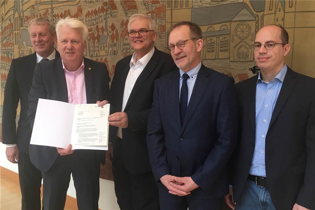 Der Haushalt ist genehmigt - und alle Dortmunder haben etwas davon Freuten sich über die Haushaltsgenehmigung (v.l.): Kämmerer Jörg Stüdemann, Oberbürgermeister Ullrich Sierau, Regierungspräsident Hans-Josef Vogel, Ferdinand Aßhoff von der Bezirksregierung und Martin Pütz von der Stadtkämmerei.