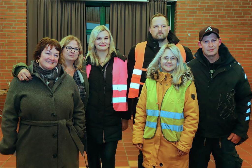 Jugendhaus: Mehr als 300 Erler protestieren bei Mahnwache Freuten sich über die riesige Beteiligung: Juliane Stock (v.l.), Kerstin Barenkau, Anna-Lena Grütering, Marcel Kruse, sowie Svenja und Andreas Boom, die gemeinsam die Mahnwache organisiert hatten.