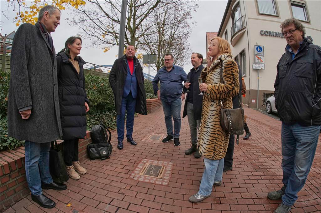 Nina Petri und Fabian Busch haben sich im Lüner Pflaster verewigt Freuten sich über die zwei neuen Platten: (v.l.) der frühere Kinofestleiter Mike Wiedemann, seine Nachfolgerin Sonja Hofmann, die beiden Kinofest-Veranstalter Meinolf Thies und Lutz Nennmann, Schauspieler Fabian Busch, Schauspielerin Nina Petri und Erik Pamp (Märkische Tiefbau).