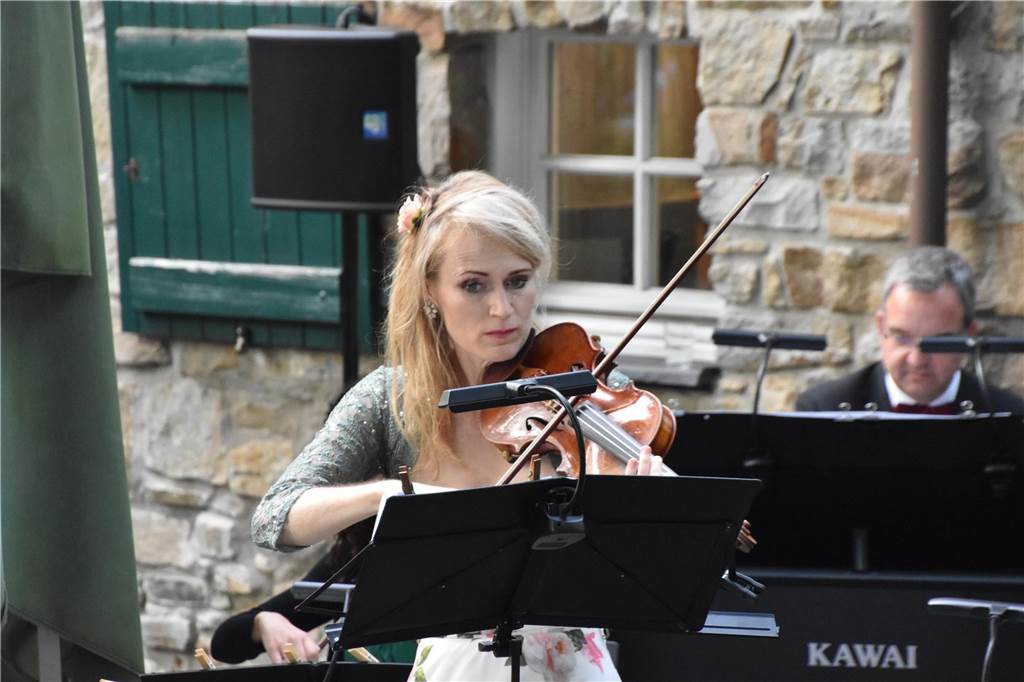 Freya Deiting agierte wie Johann Strauß: Erste Geige und Orchesterleitung.