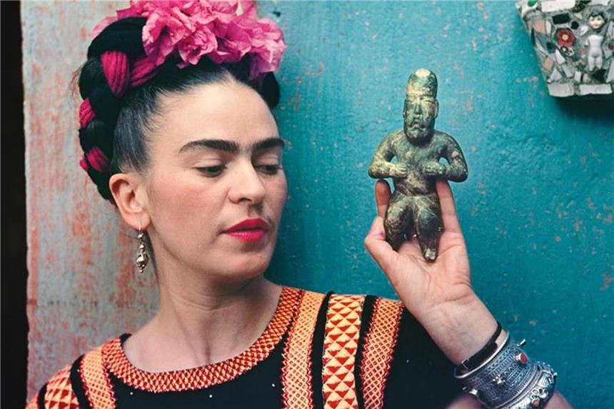 Frida Kahlo macht sich zurecht Frida Kahlo 1939 mit einer olmekischen Figur. Foto: Nickolas Muray/Nickolas Muray Photo Archives