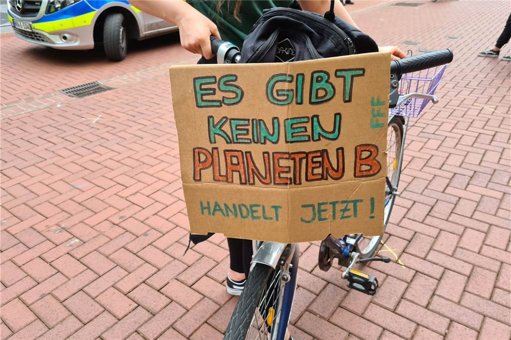 Zwei Krankenwagen sprengen Fridays-For-Future-Blockade in Lünen Fridays For Future möchte Druck auf die Lüner Politik ausüben, beispielsweise die Verkehrswende voranzutreiben.