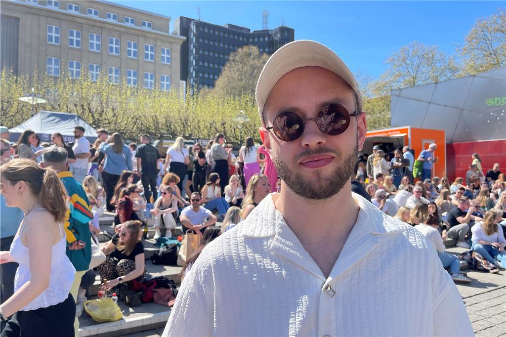 Wie erleben Marktbesucher die Kritik am Weinverkauf? „Super, dass es hier so belebt ist“ Frido Feldmeier steht vor der vollen Treppe am Hansaplatz. Auf dieser haben sich viele Menschen niedergelassen, um Wein zu trinken.